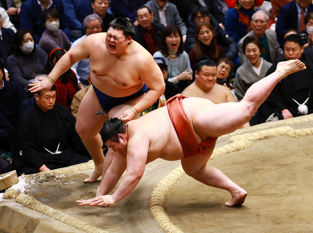 取り直しの一番で、大の里（左）を押し出しで破る熱海富士（撮影・野上伸悟）