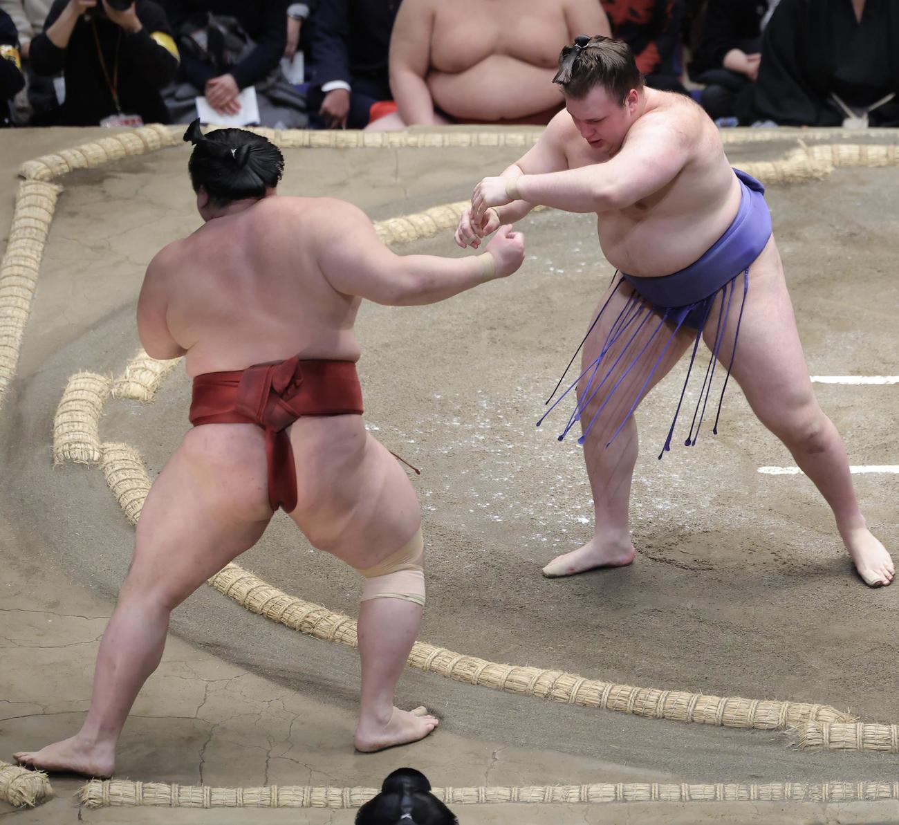 隆の勝（左）を押し出しで破る安青錦（撮影・河田真司）