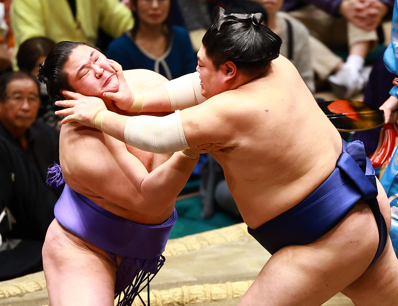 欧勝海（左）を突き落としで破った阿炎（撮影・野上伸悟）