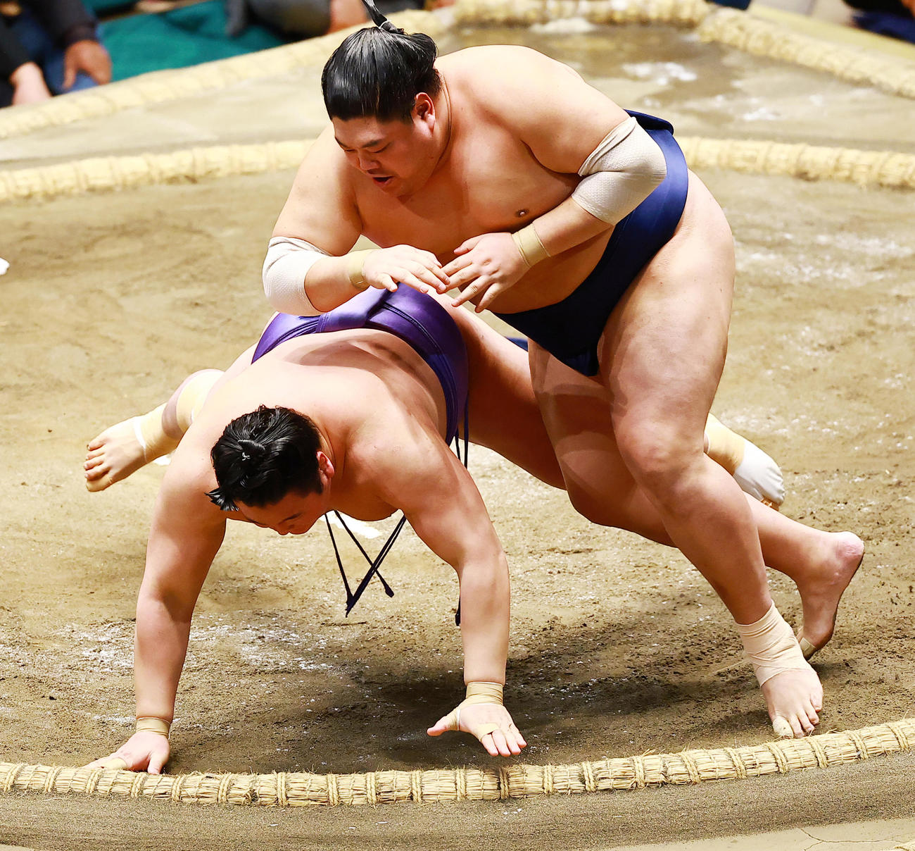 欧勝海（左）を突き落としで破る阿炎（撮影・野上伸悟）
