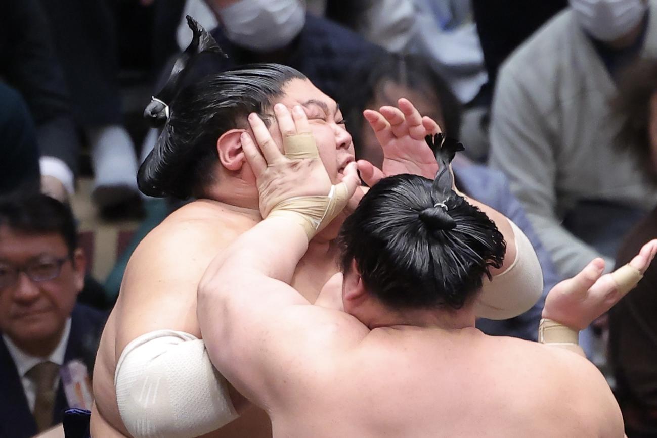 欧勝馬（手前）の張り手に耐える阿炎（撮影・河田真司）