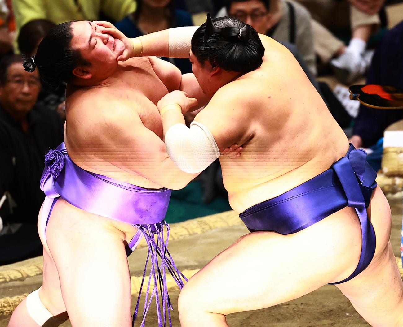 欧勝海（左）を突き落としで破った阿炎（撮影・野上伸悟）