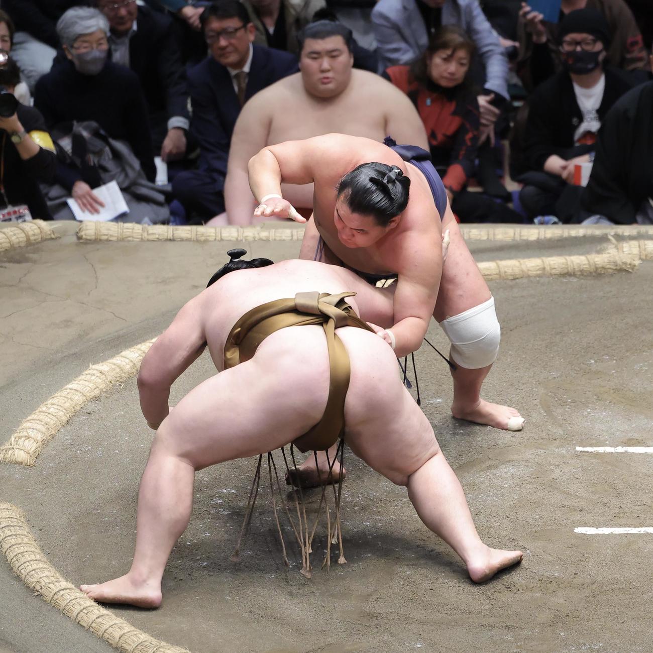王鵬（左）を上手出し投げで破る豊昇龍（撮影・河田真司）