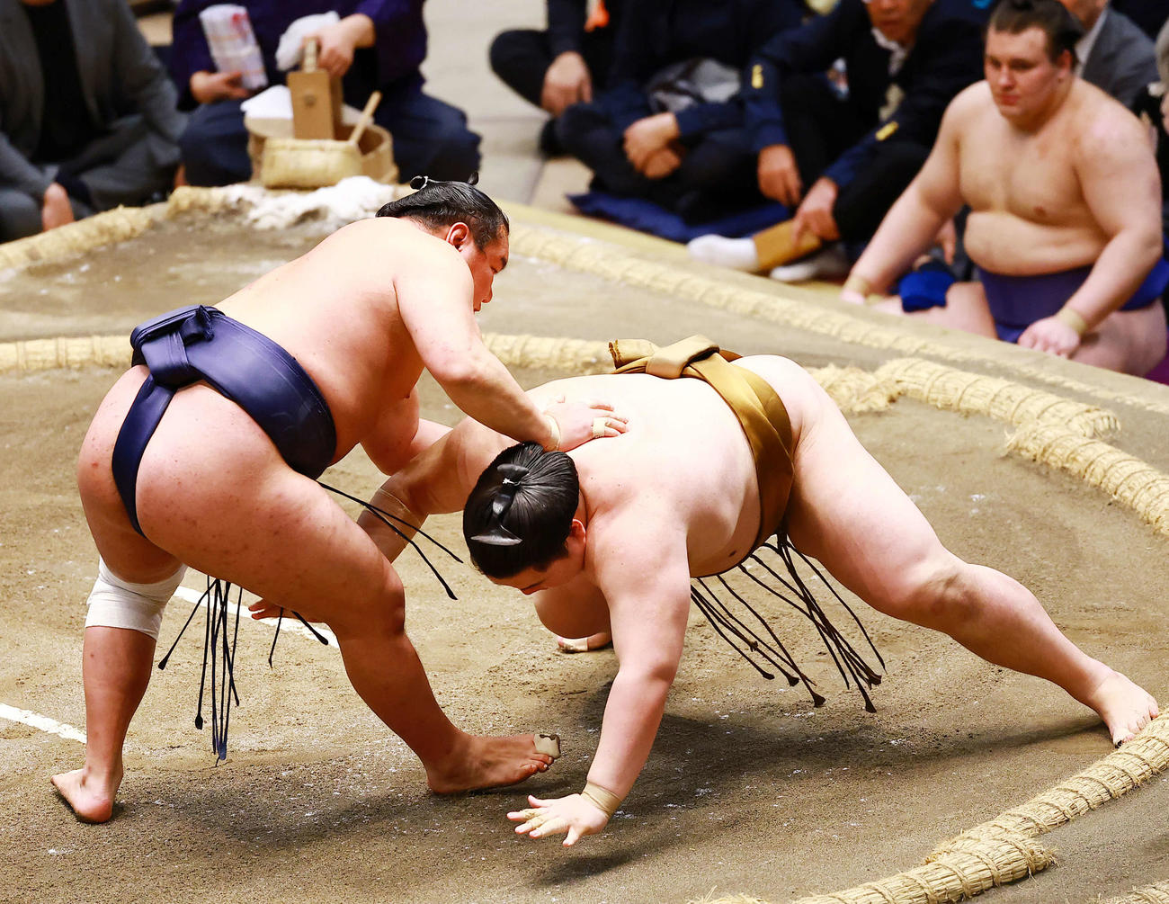 王鵬（右）を上手出し投げで破る豊昇龍（撮影・野上伸悟）