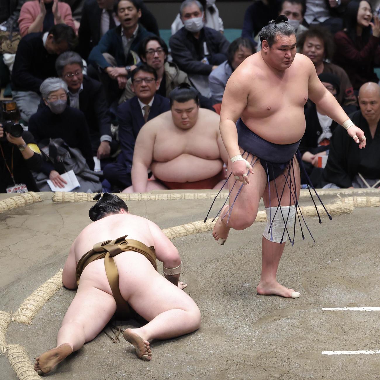 王鵬（左）を上手出し投げで破る豊昇龍（撮影・河田真司）