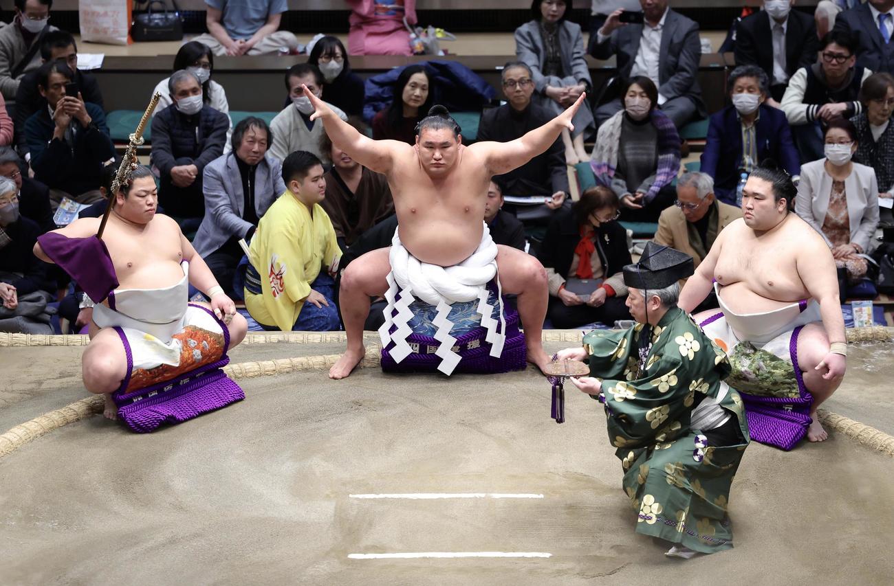 横綱土俵入りに臨む豊昇龍。太刀持ち平戸海、露払い豪ノ山（撮影・河田真司）