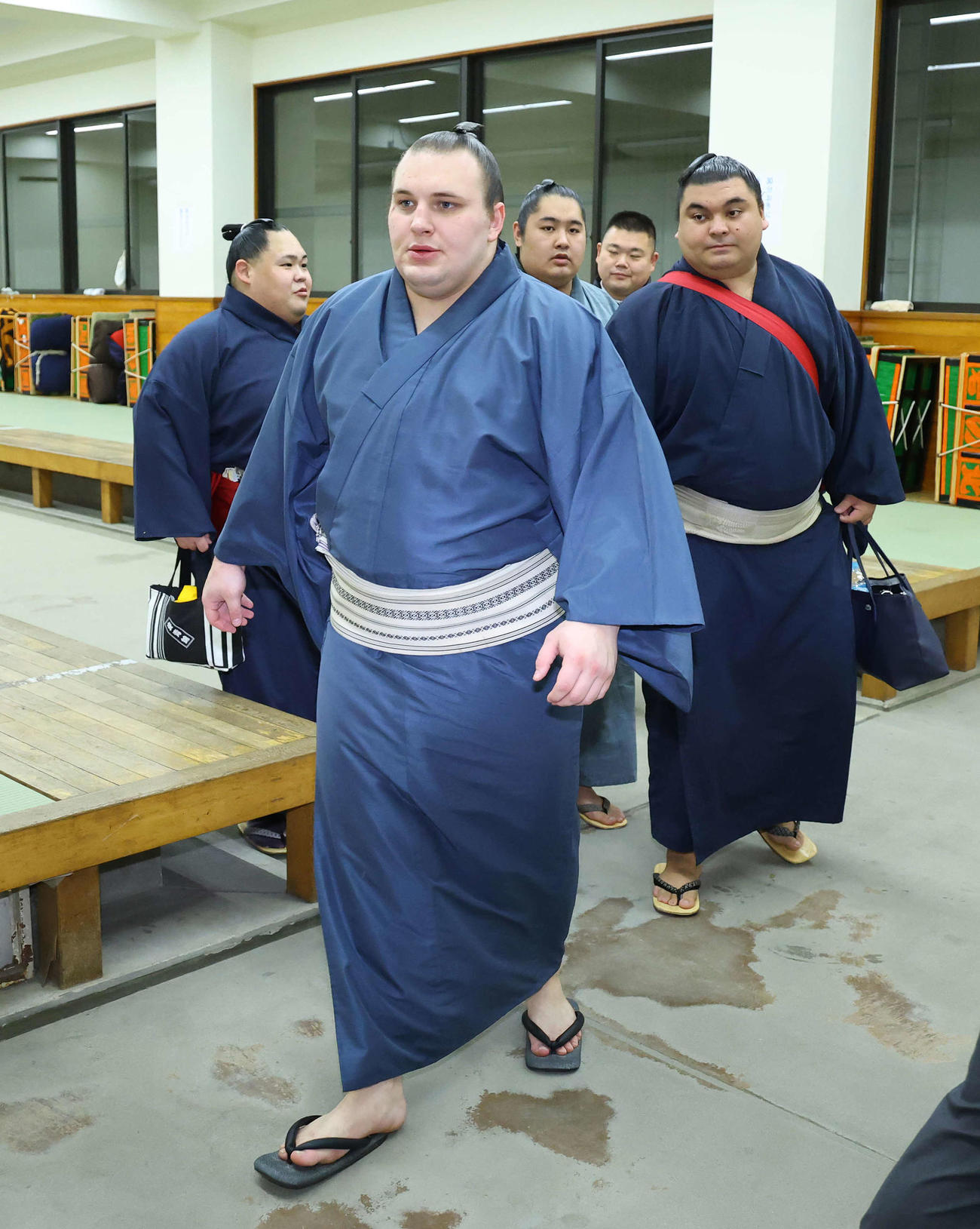 支度部屋から引き揚げる安青錦
