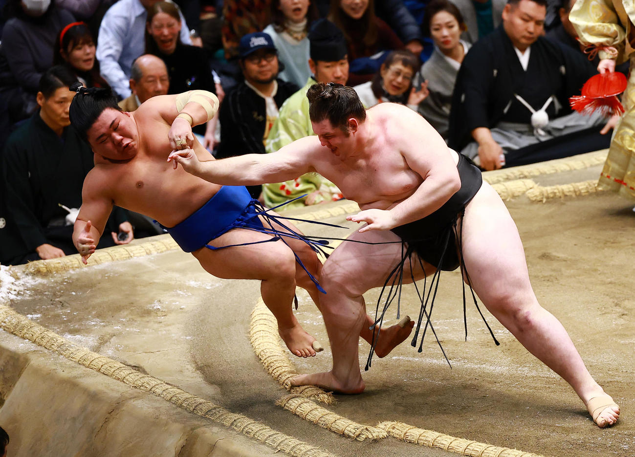 藤ノ川（左）を押し倒しで破る獅司（撮影・野上伸悟）