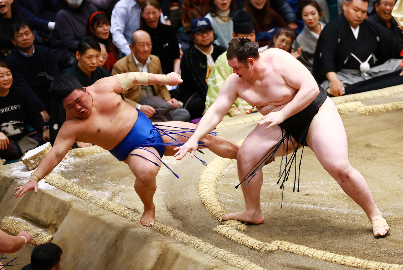 藤ノ川（左）を押し倒しで破る獅司（撮影・野上伸悟）
