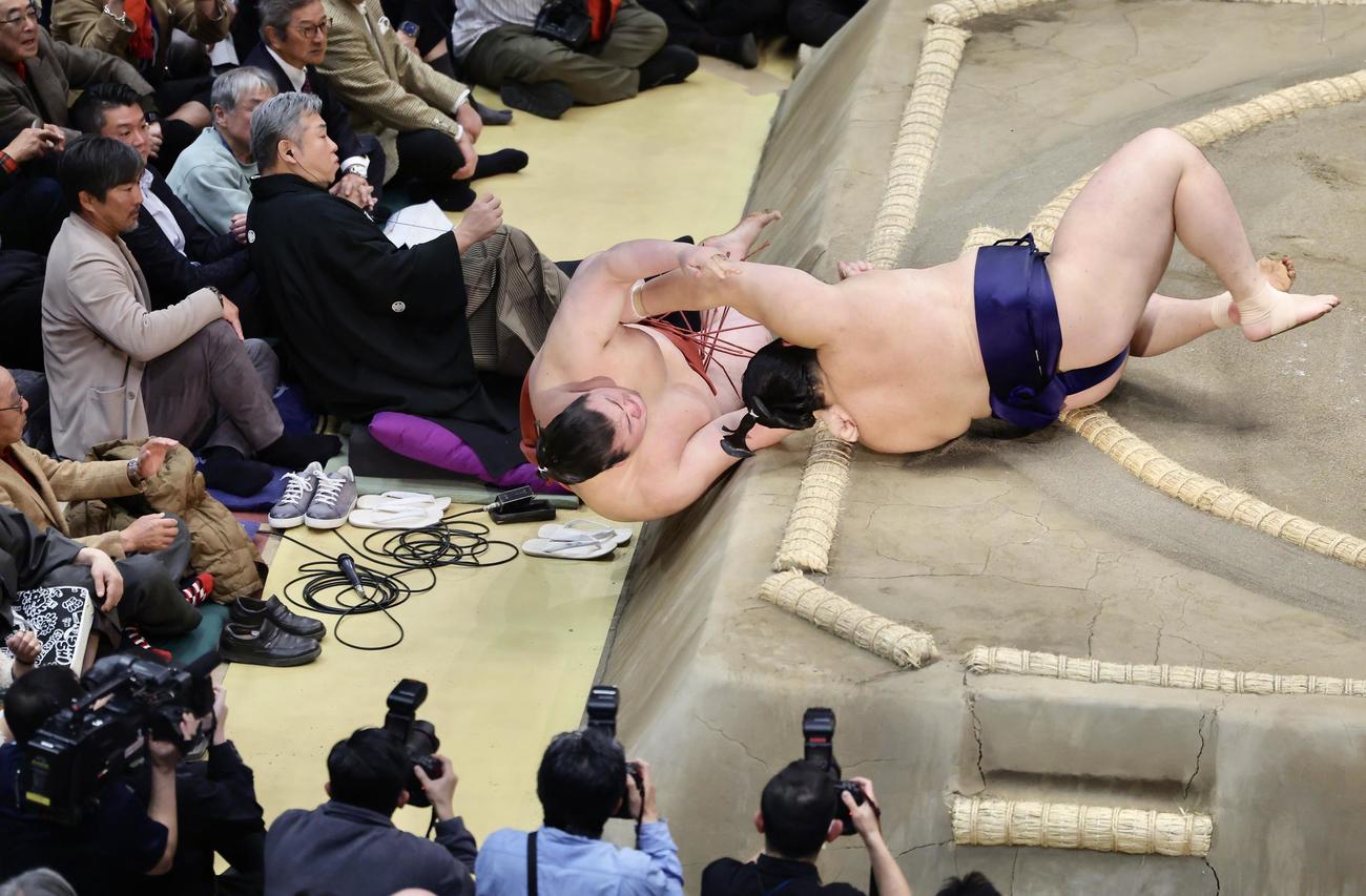 同体取り直しとなる大の里（右）と熱海富士。左は小笠原氏（撮影・河田真司）