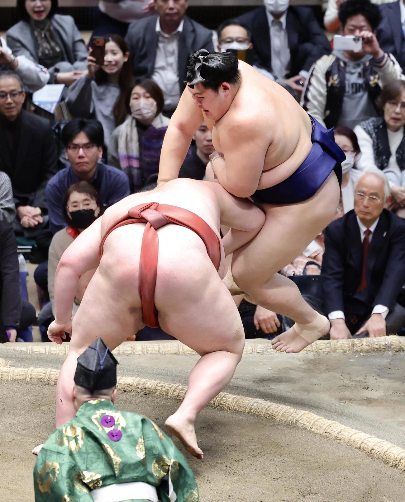 熱海富士（左）に押し出しで敗れる大の里（撮影・河田真司）