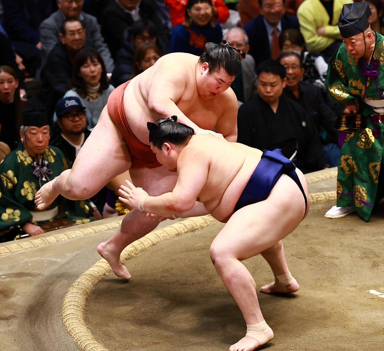 取り直しの一番で、大の里（右）の押しを土俵際でかわし、背後にまわり込む熱海富士（撮影・野上伸悟）