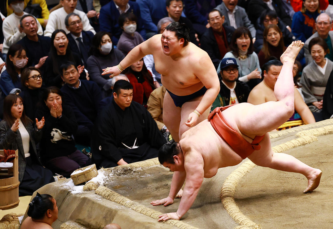 取り直しの一番で、大の里（左）を押し出しで破る熱海富士（撮影・野上伸悟）
