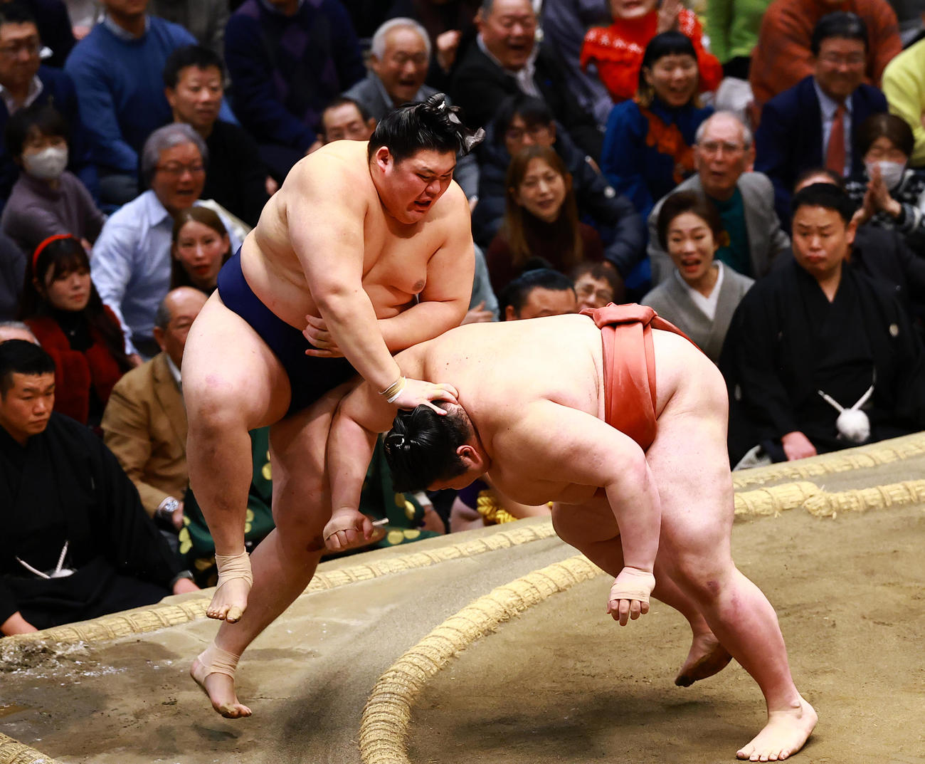 取り直しの一番で、大の里（左）を押し出しで破る熱海富士（撮影・野上伸悟）