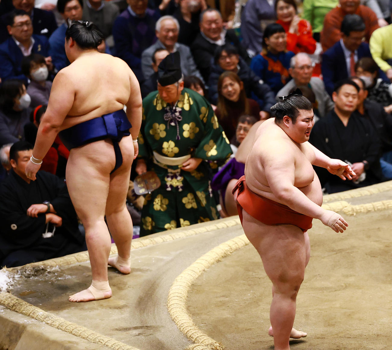 取り直しの一番で、大の里（左）を押し出しで破った熱海富士は、思わず笑みがこぼれる（撮影・野上伸悟）