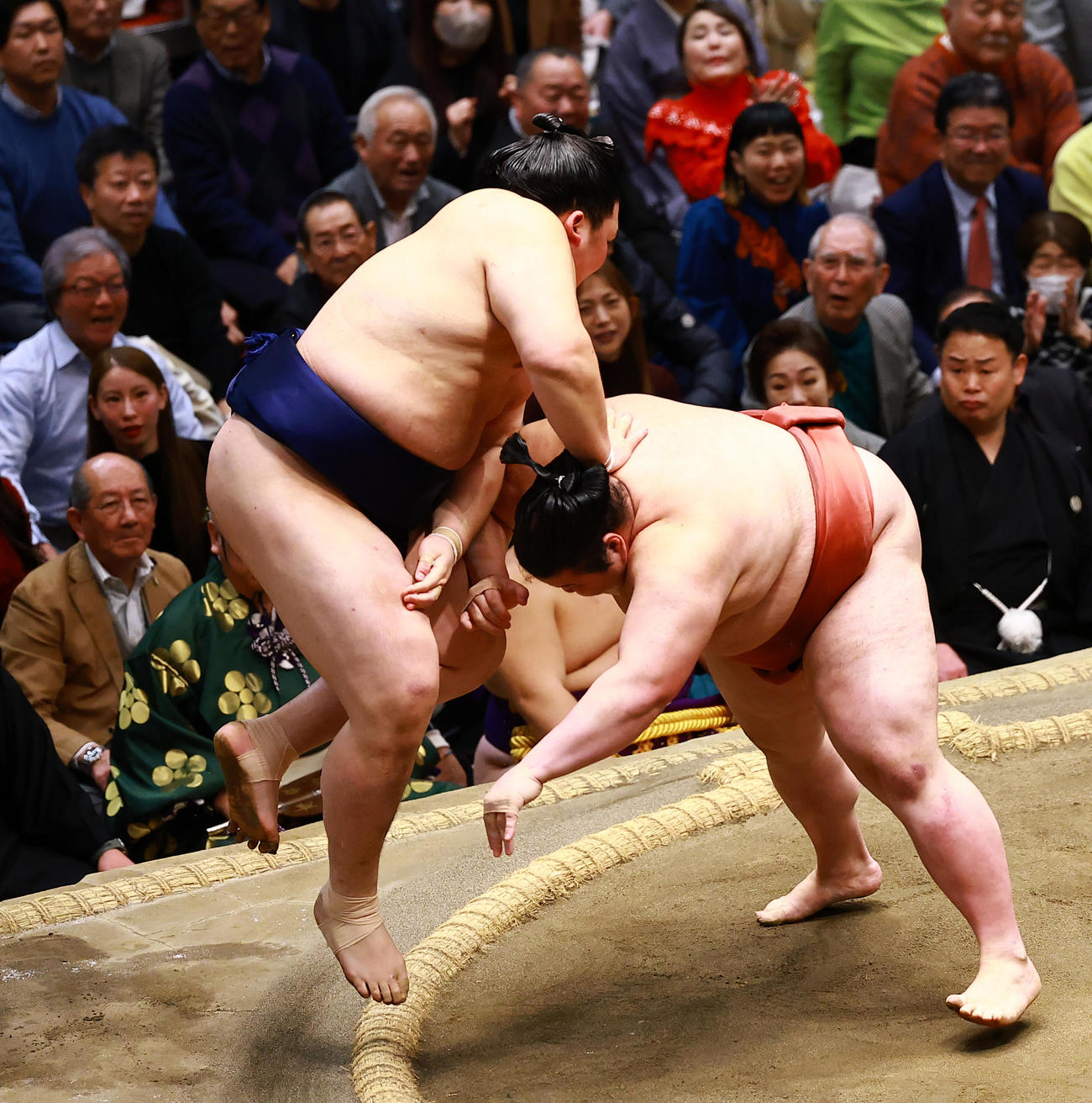取り直しの一番で、大の里（左）を押し出しで破る熱海富士（撮影・野上伸悟）