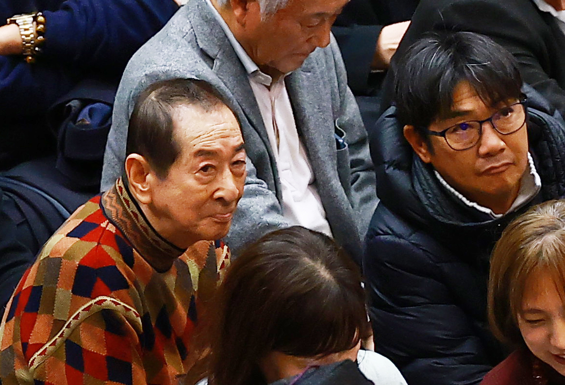 観戦する小島太元調教師（左）と田中勝春調教師（撮影・野上伸悟）
