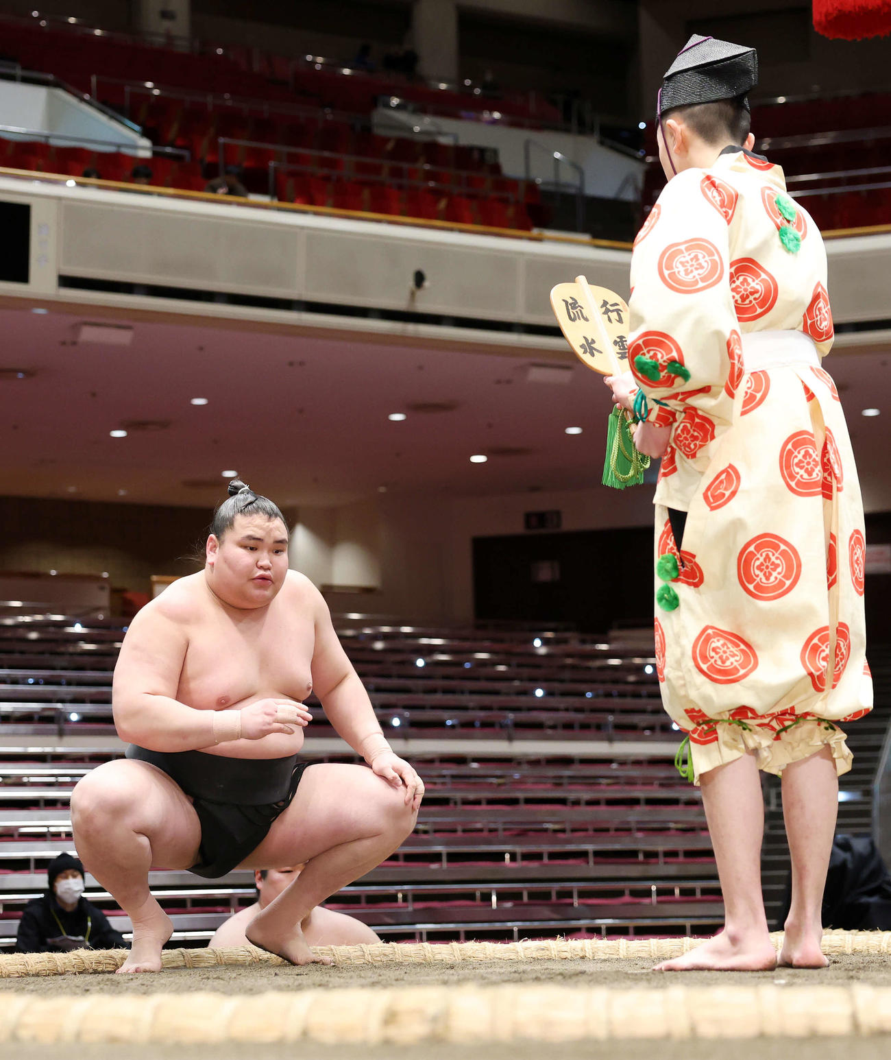 謙豊を寄り切りで破り勝ち名乗りを受ける旭富士（撮影・鈴木正人）　