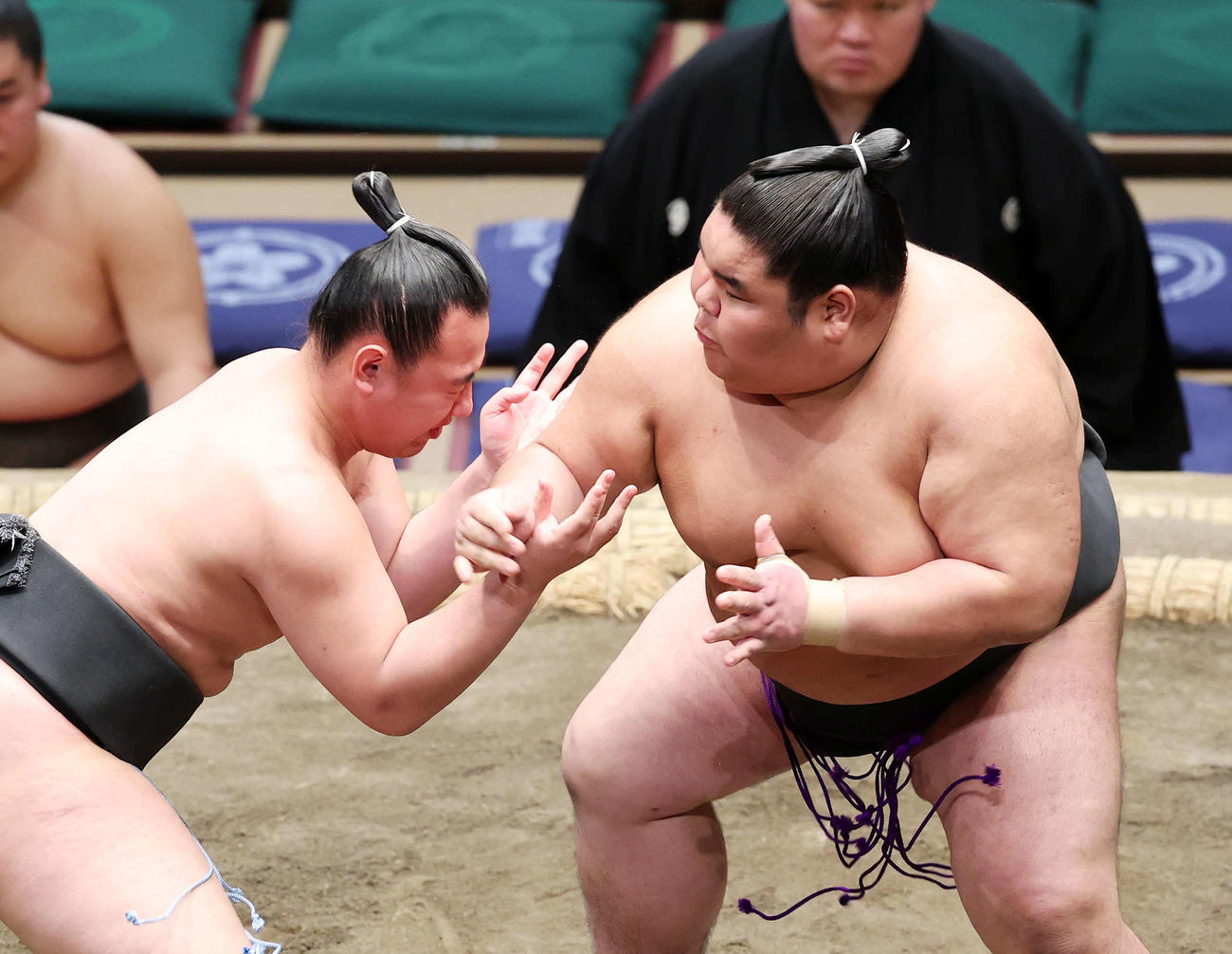 祥乃山（左）を攻める福福丸（撮影・鈴木正人）　