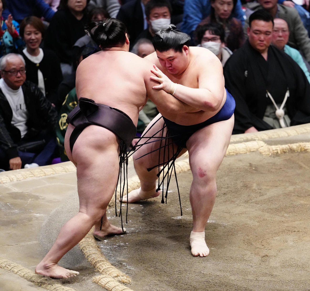 霧島（左）を寄り切りで破る大の里（撮影・鈴木みどり）
