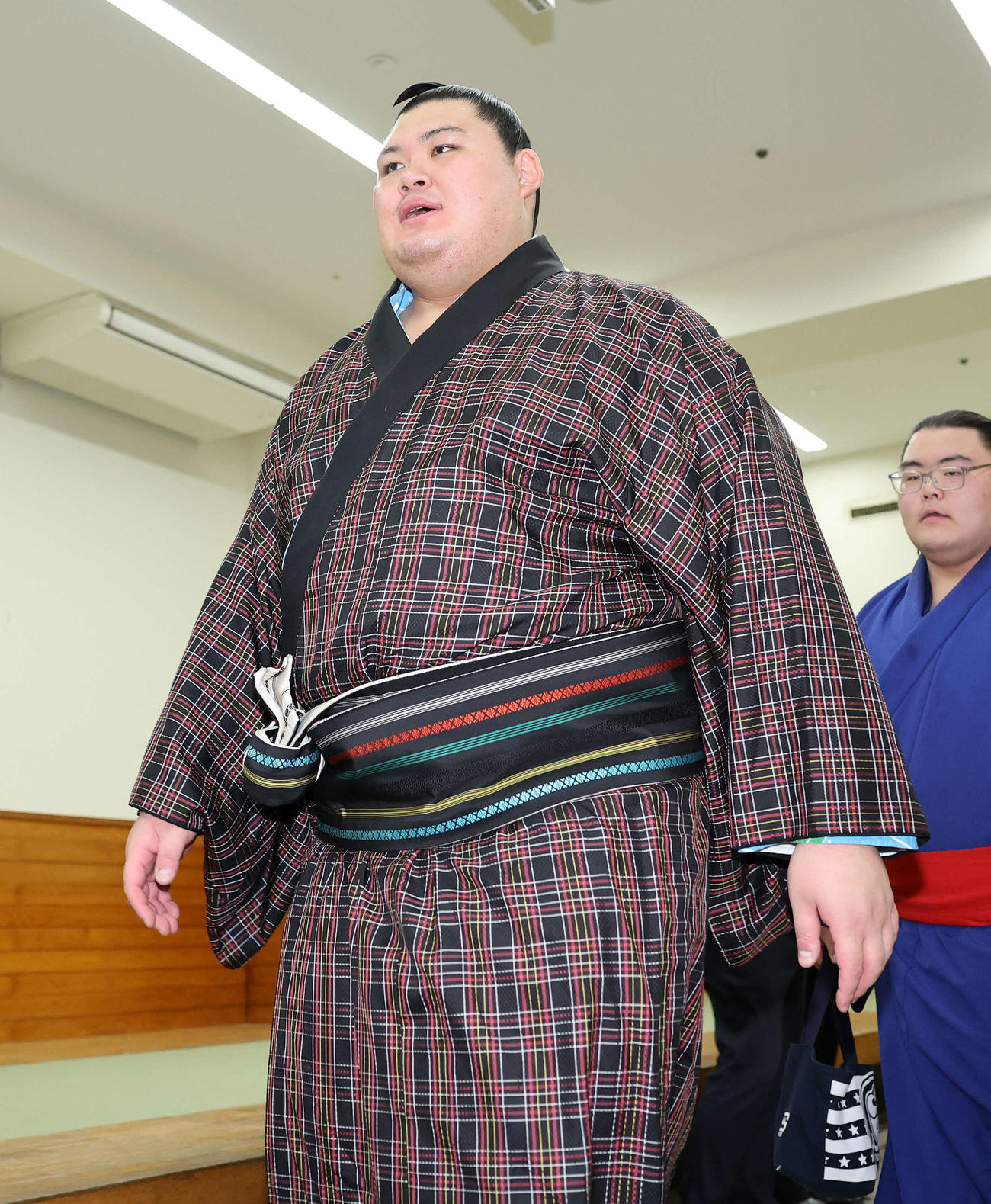 支度部屋を引き揚げる大の里（撮影・鈴木正人）　