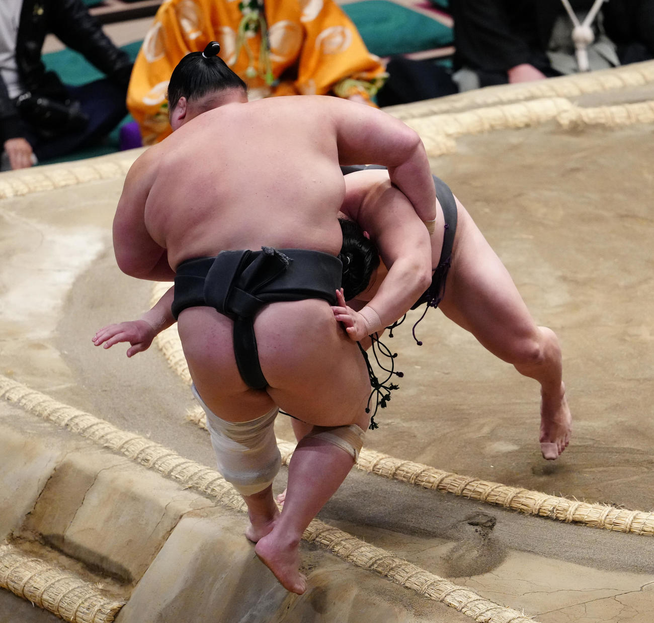 渡し込みで栃丸（手前）を破る炎鵬（撮影・鈴木みどり）