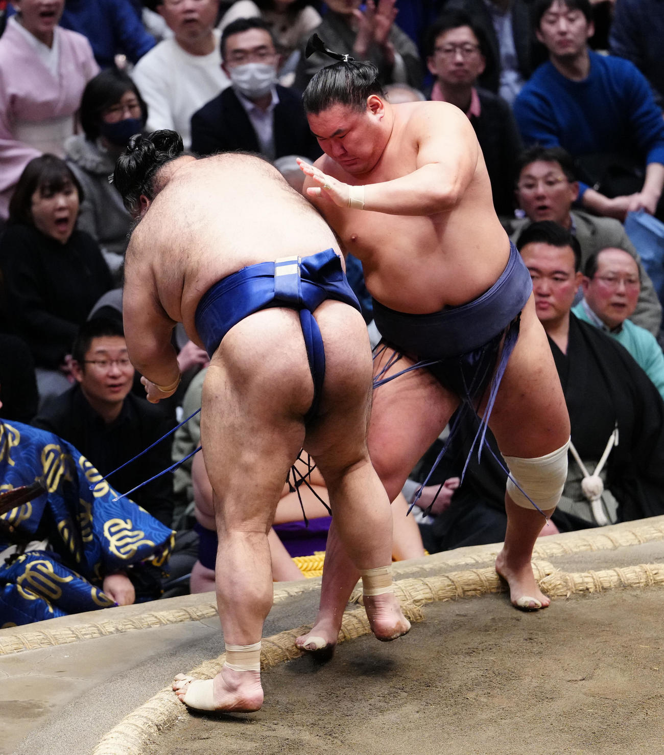 高安をとったりで破る豊昇龍（右）（撮影・鈴木みどり）