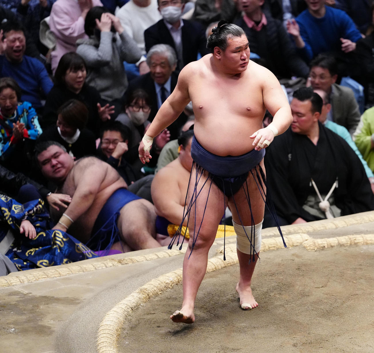 高安（左）をとったりで破った豊昇龍（撮影・鈴木みどり）