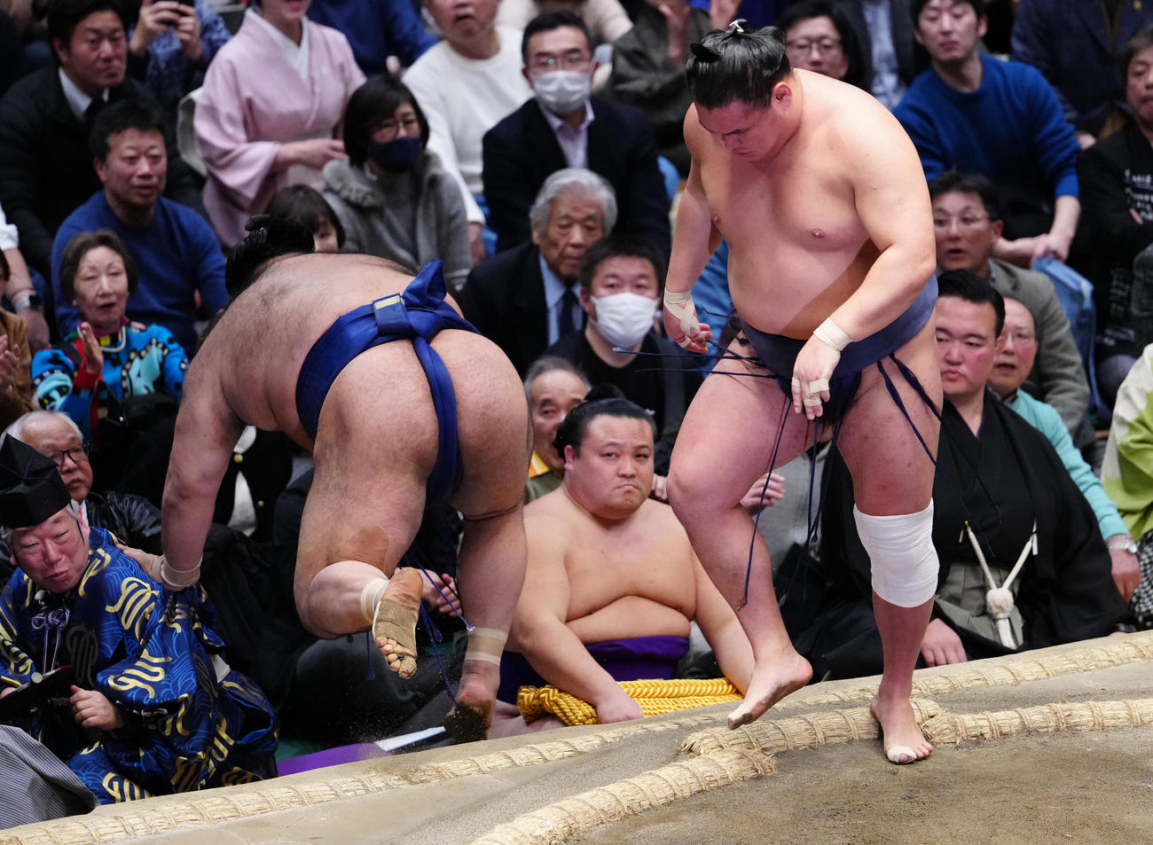 高安（左）をとったりで破った豊昇龍（撮影・鈴木みどり）