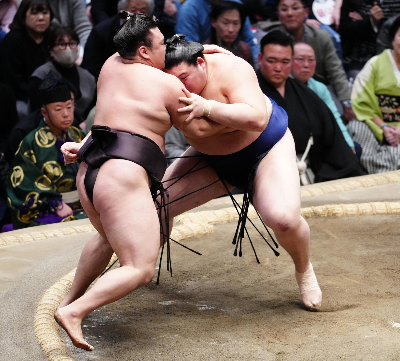 霧島（左）を寄り切りで破る大の里（撮影・鈴木みどり）