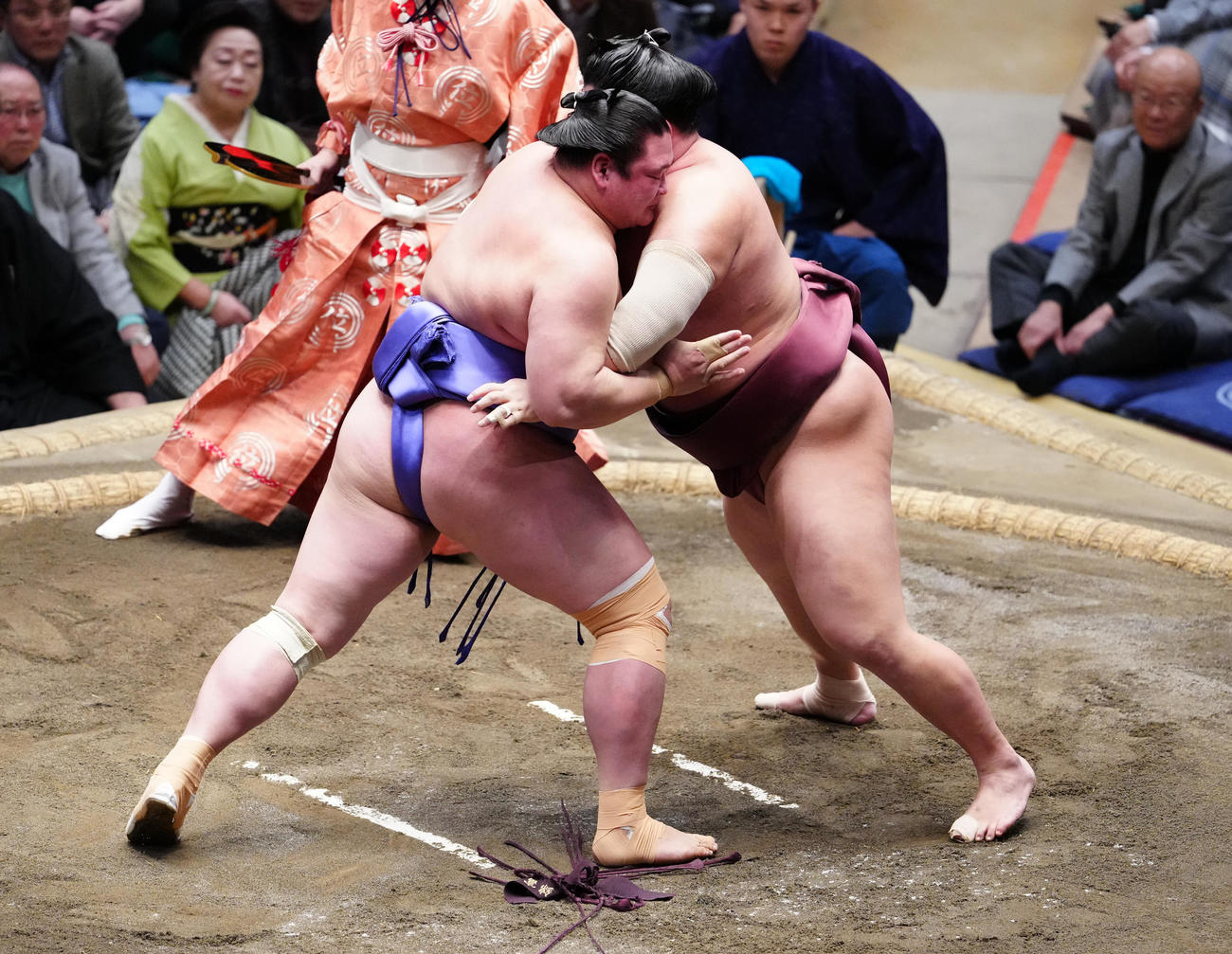 錦富士（右）を攻める欧勝海（撮影・鈴木みどり）