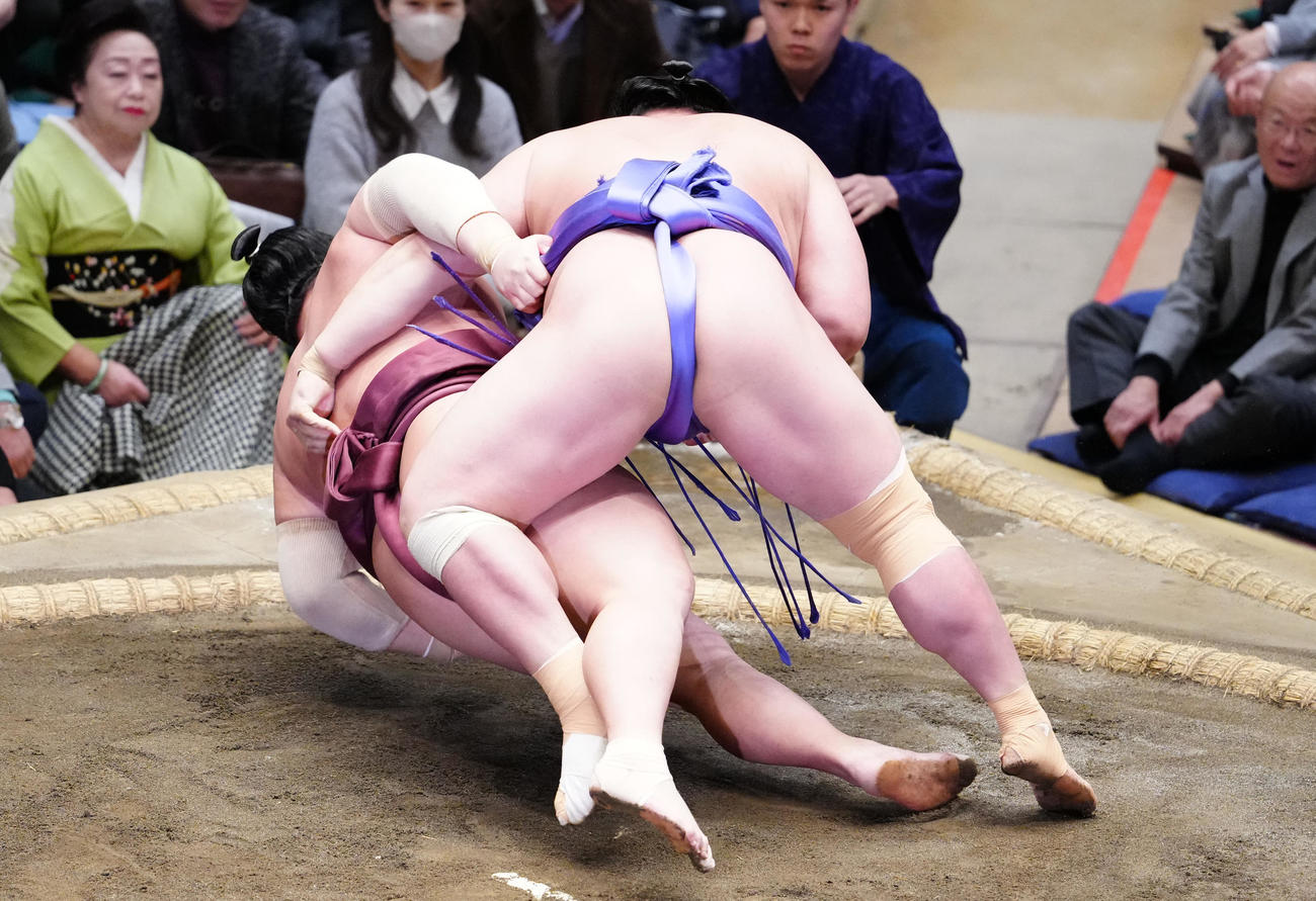 錦富士（左）を外掛けで破る欧勝海（撮影・鈴木みどり）