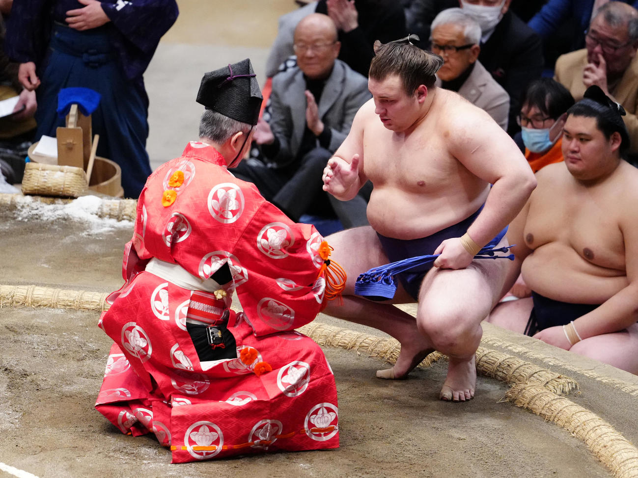 勝ち名乗りを受ける安青錦（撮影・鈴木みどり）