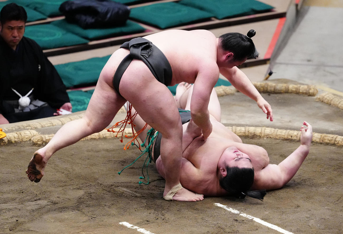 武旺丸（下）をすくい投げで破る須山（撮影・鈴木みどり）