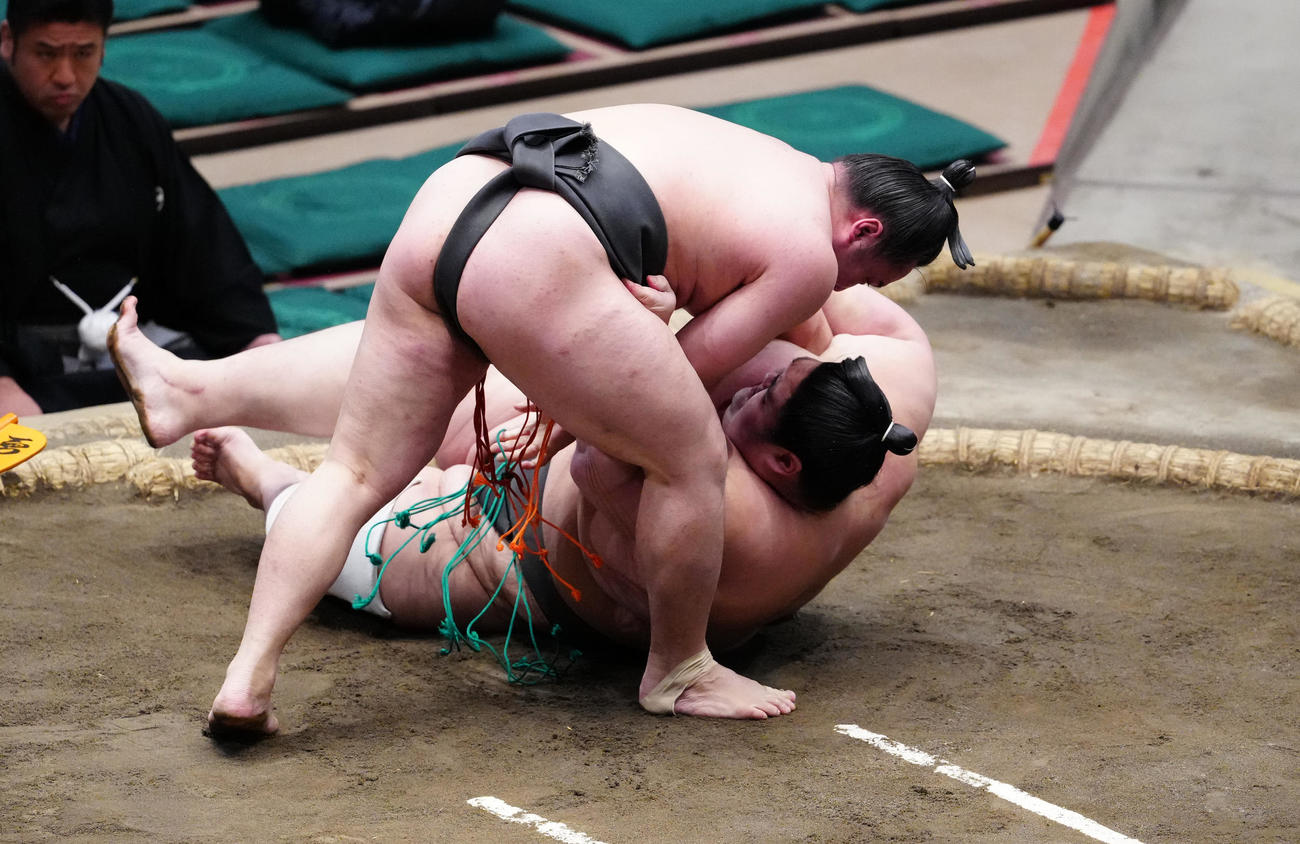 武旺丸（下）をすくい投げで破る須山（撮影・鈴木みどり）
