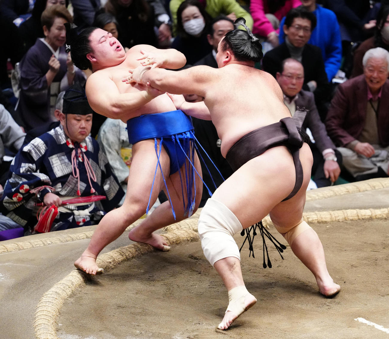 藤ノ川（左）を押し出しで破る朝乃山（撮影・鈴木みどり）