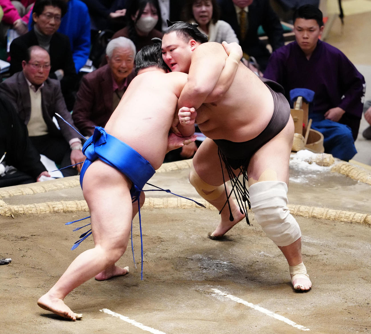藤ノ川（左）を攻める朝乃山（撮影・鈴木みどり）