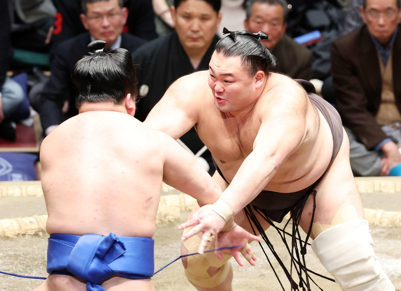 藤ノ川（左）を攻める朝乃山（撮影・鈴木正人）　