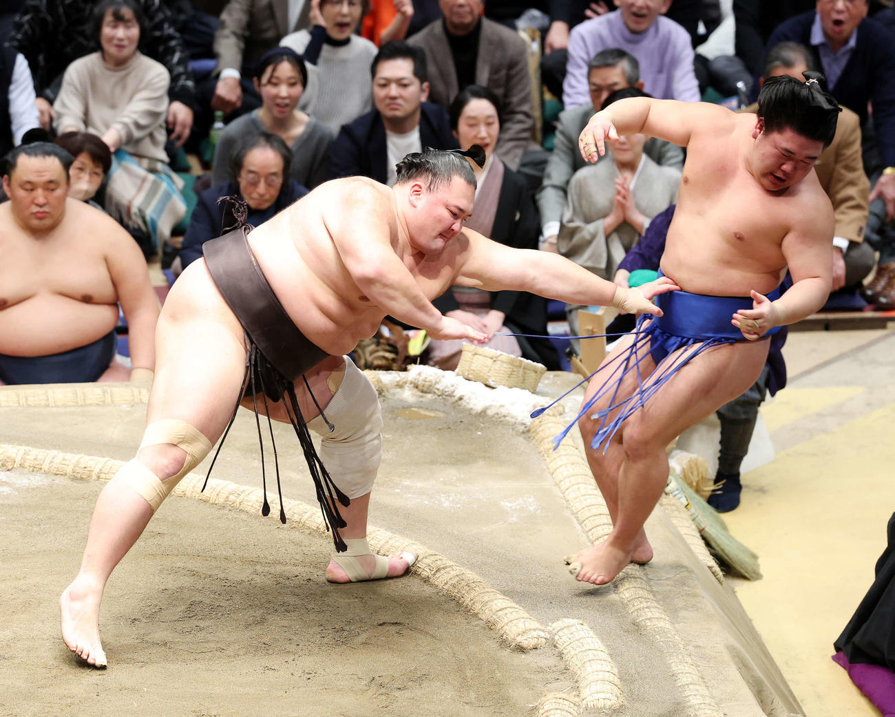 藤ノ川（右）を押し出しで破る朝乃山（撮影・鈴木正人）　