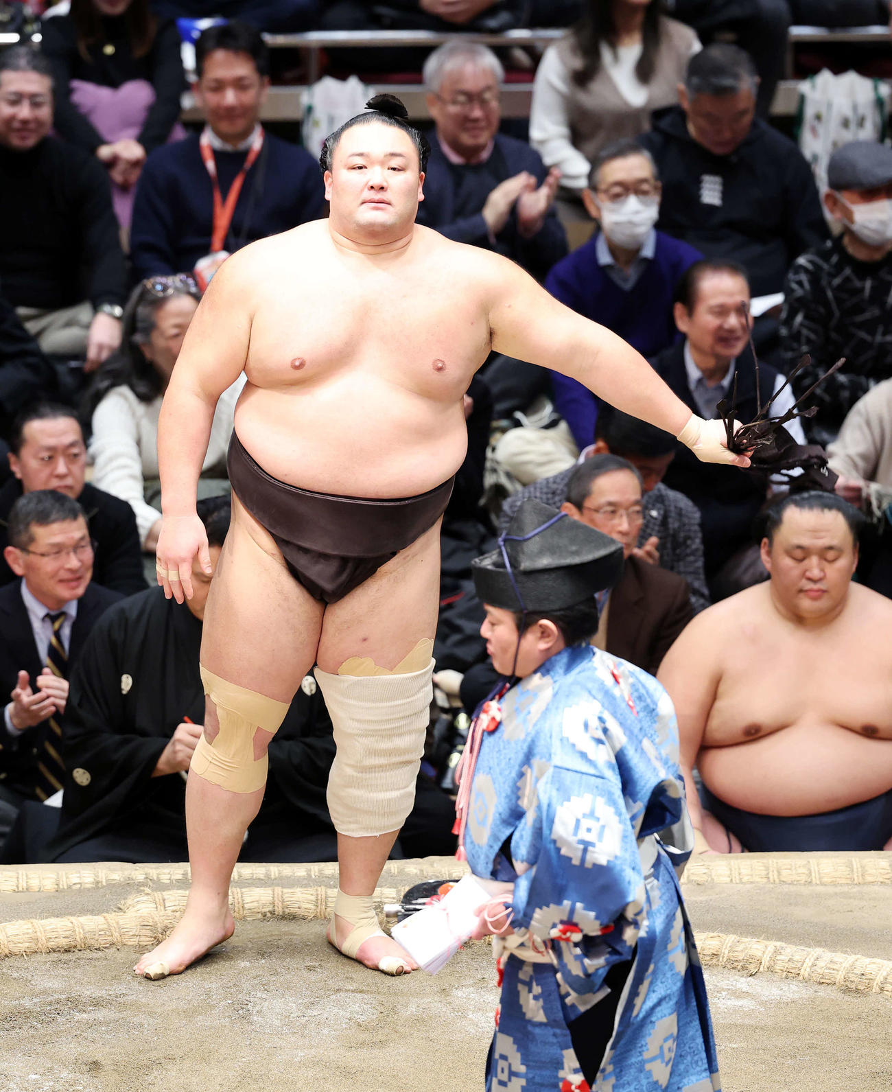 藤ノ川を押し出しで破った朝乃山（撮影・鈴木正人）　