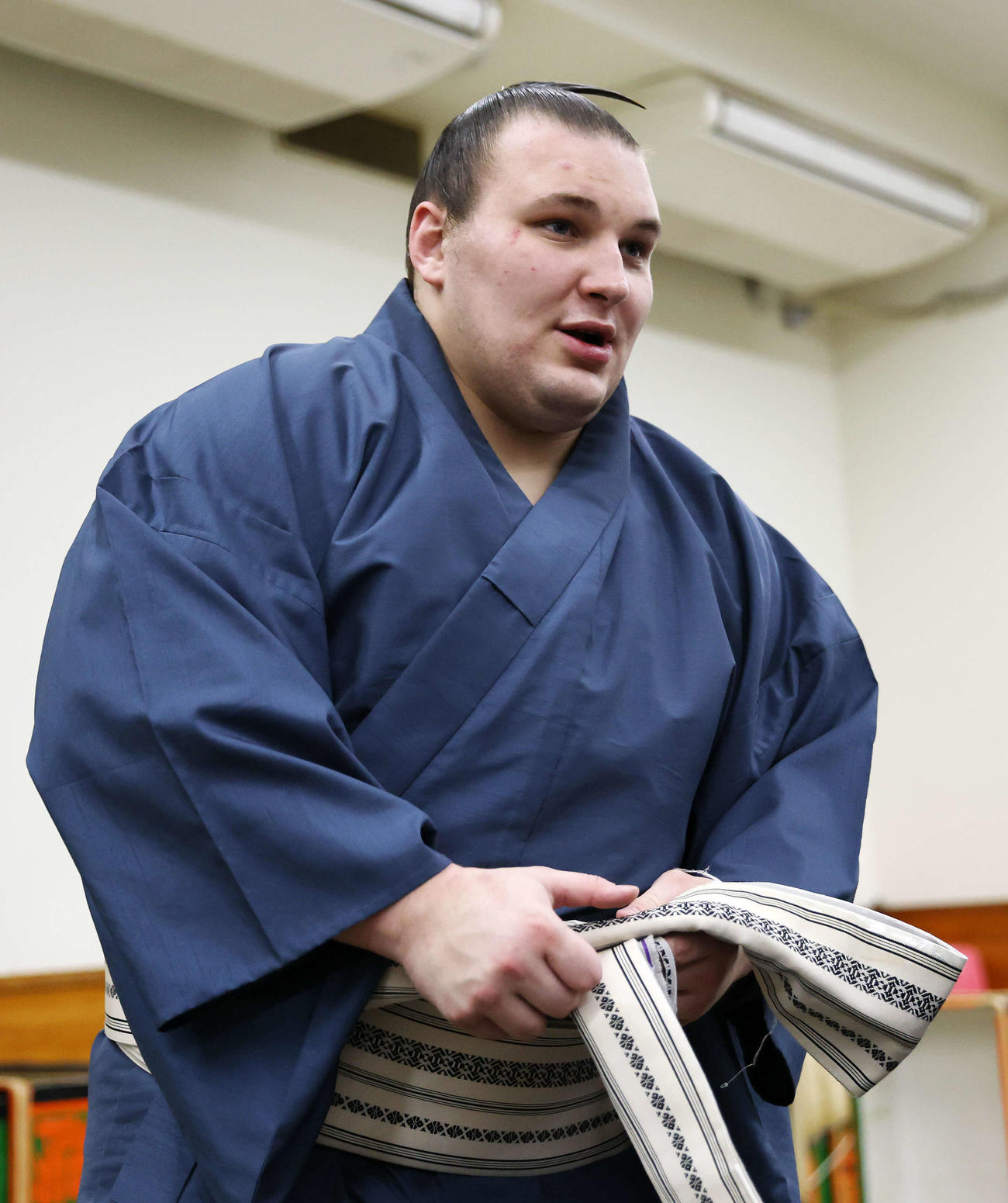 支度部屋を笑顔で引き揚げる安青錦　