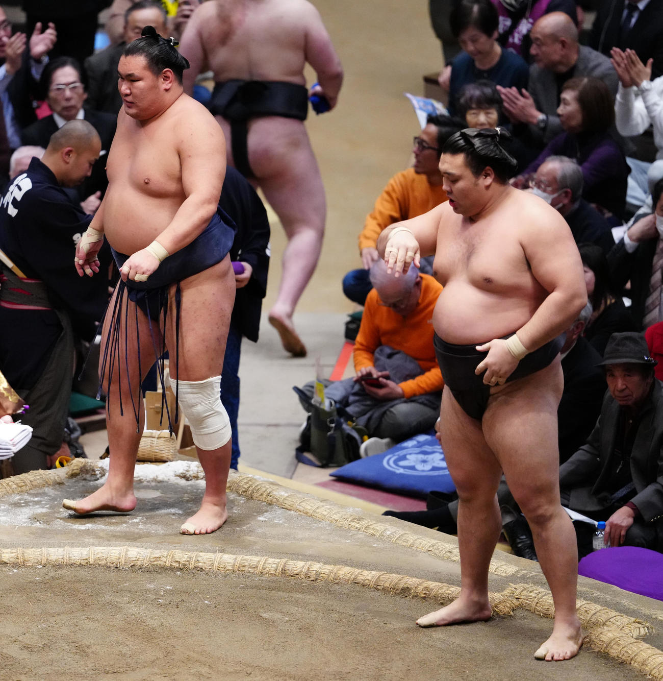 霧島（右）に寄り切りで敗れた豊昇龍（撮影・鈴木みどり）