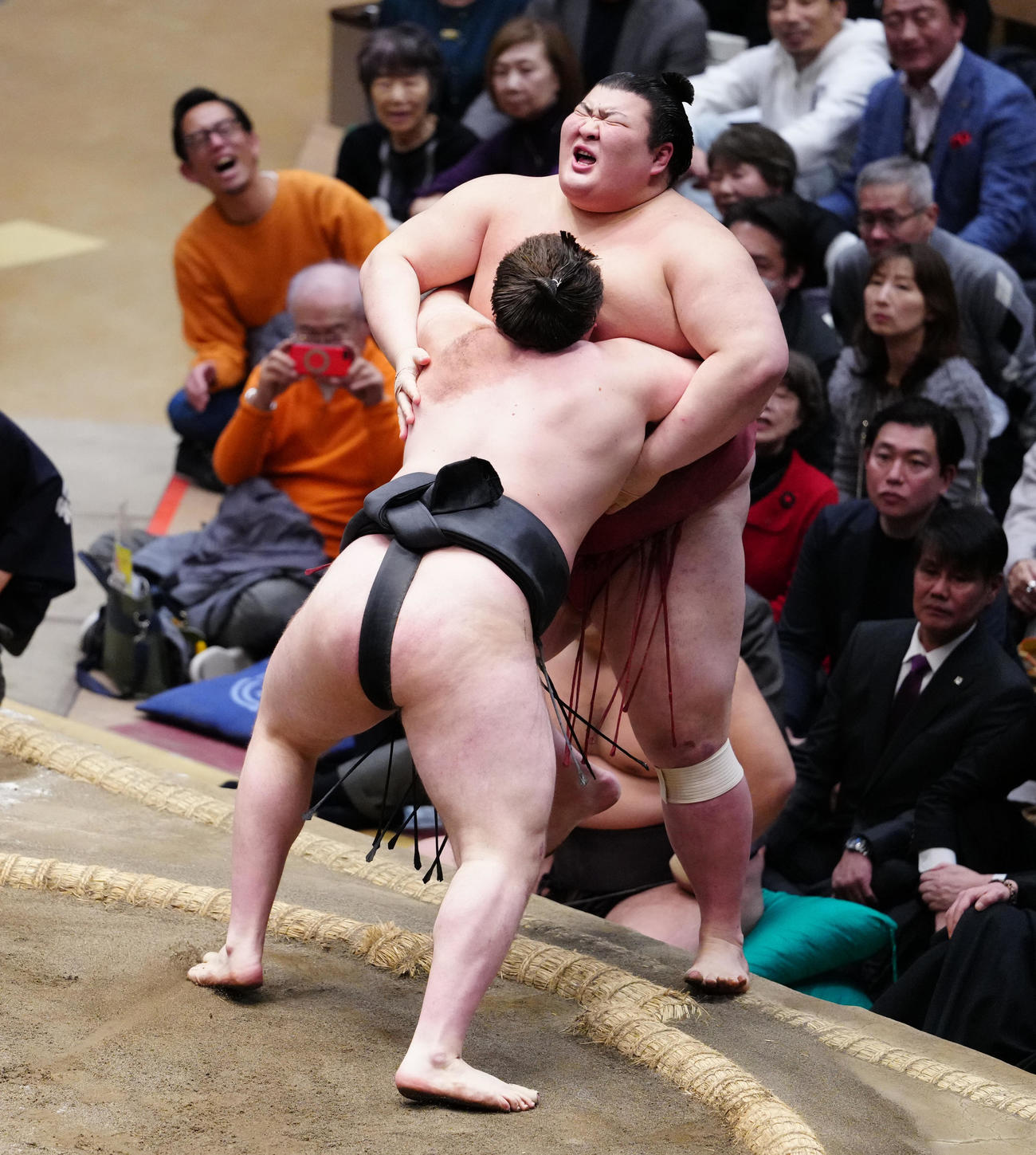 熱海富士（後方）を寄り切りで破る安青錦（撮影・鈴木みどり）
