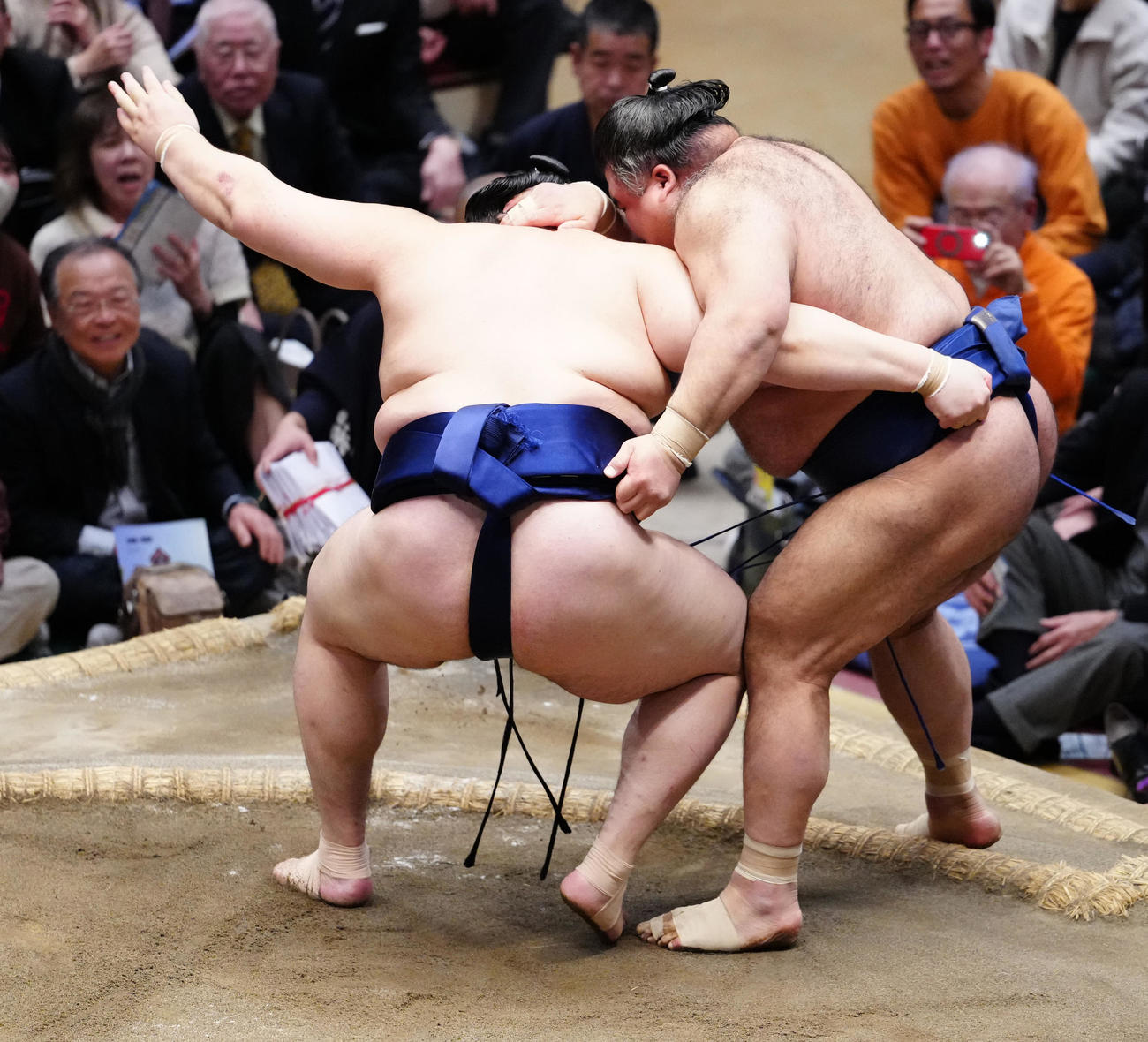 高安（右）を寄り切りで破る大の里（撮影・鈴木みどり）