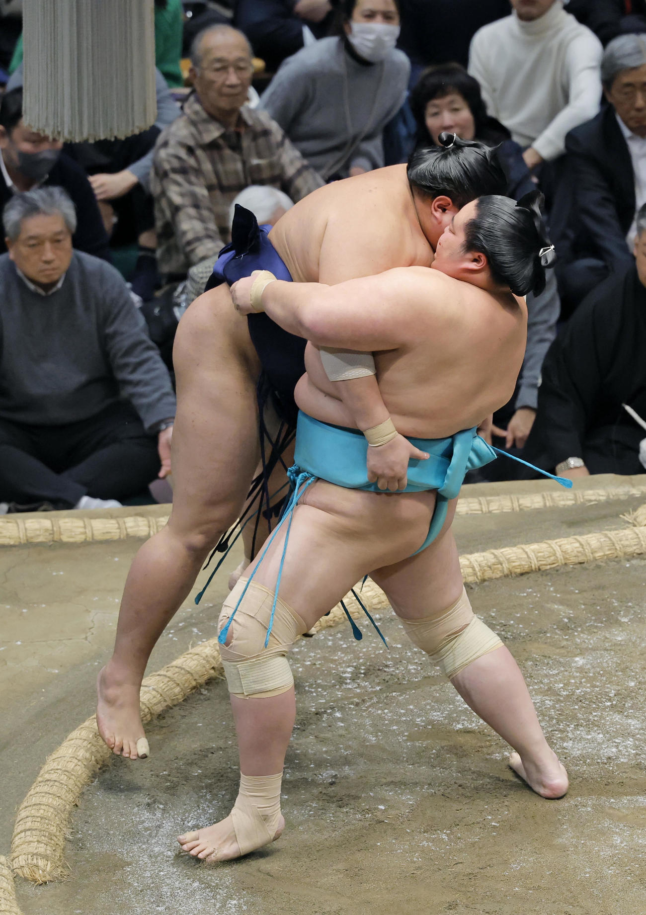 琴桜（右）につり出しで敗れる阿炎（共同）