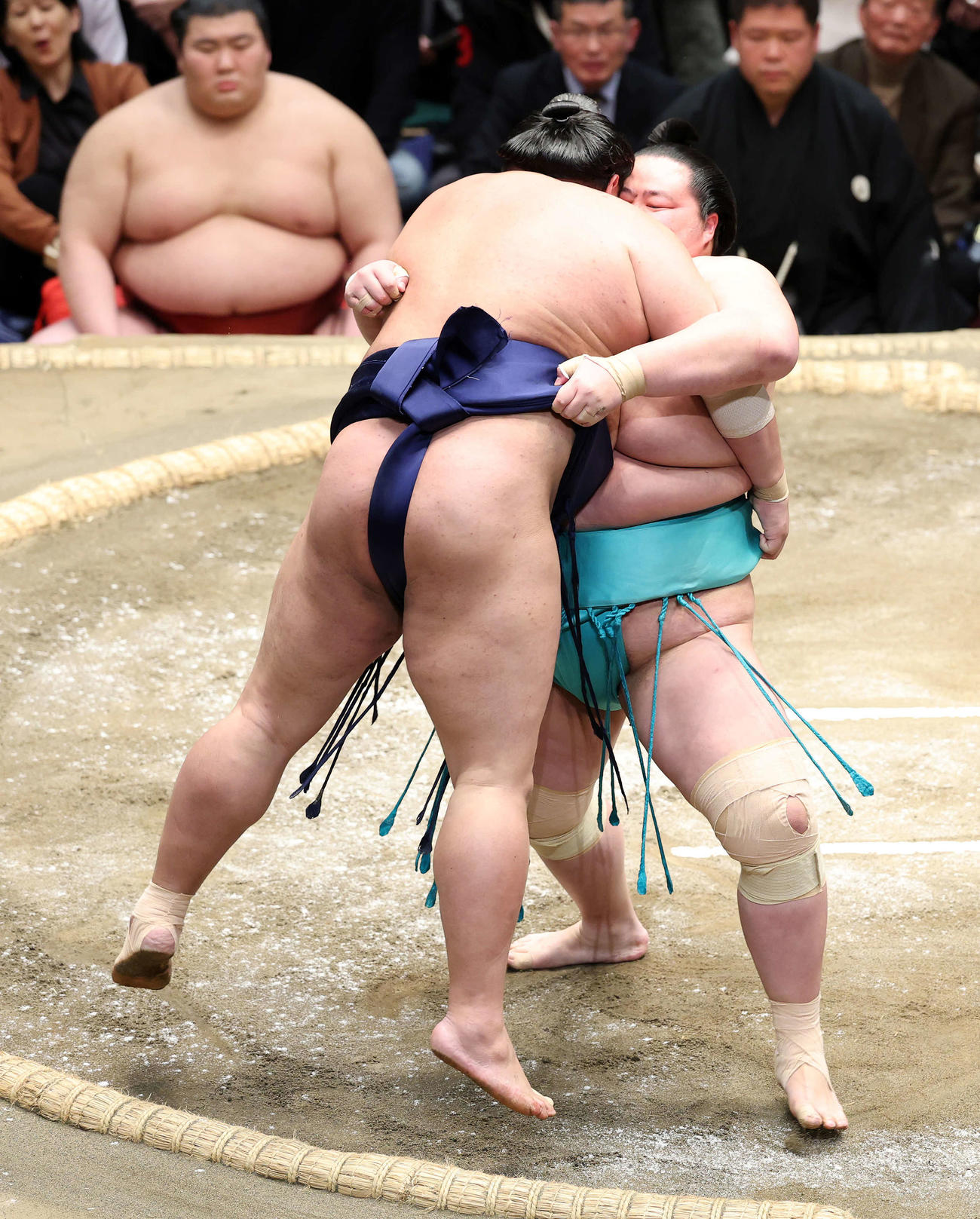 阿炎（手前）をつり出しで破る琴桜（撮影・鈴木正人）　