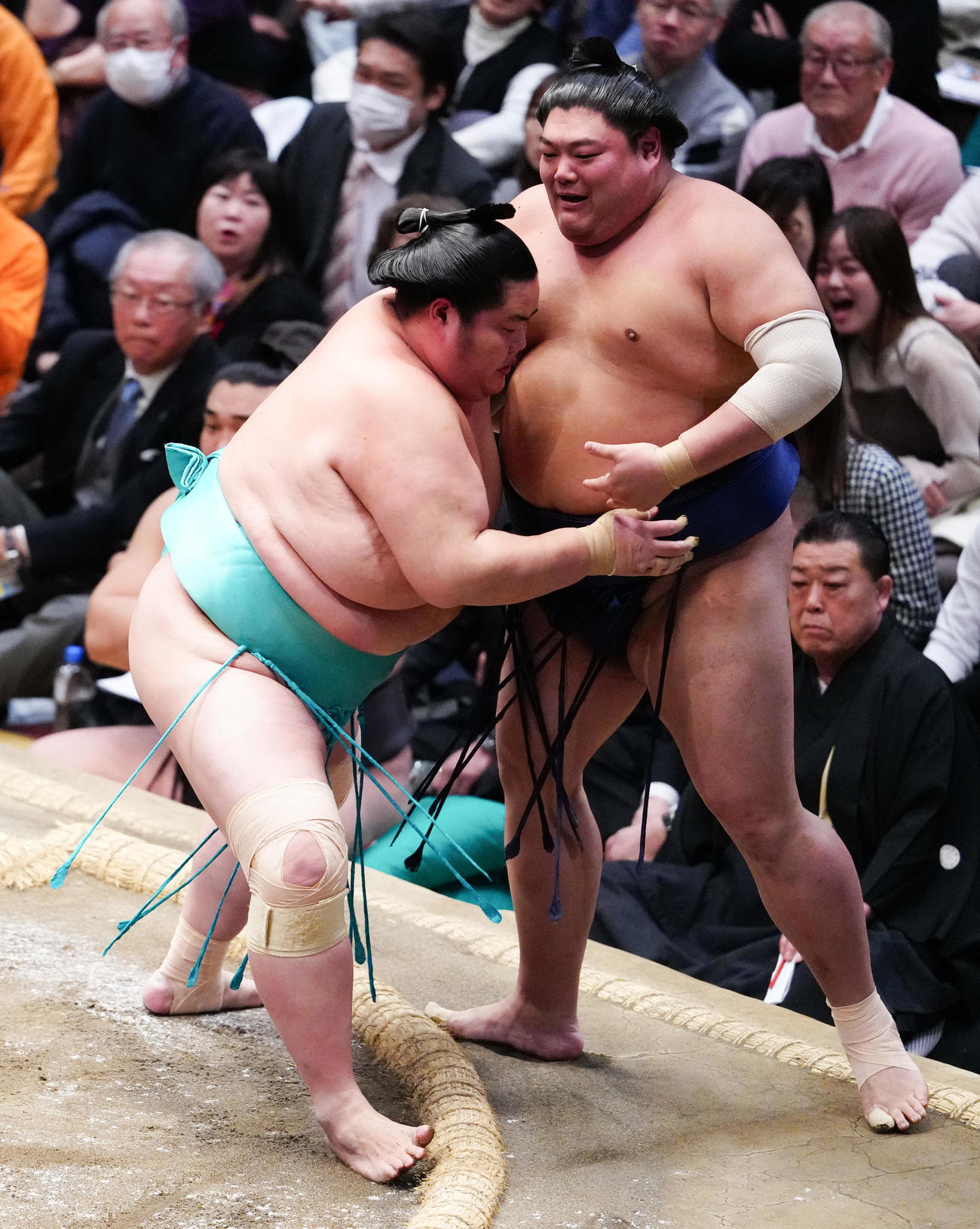 阿炎（右）をつり出しで破る琴桜（撮影・鈴木みどり）