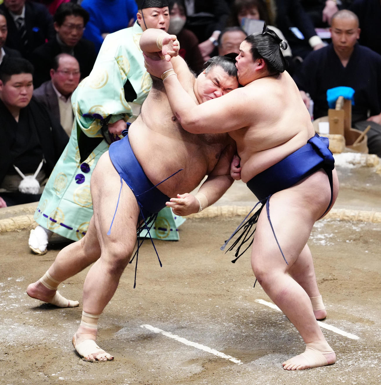 高安（左）と組み合う大の里（撮影・鈴木みどり）