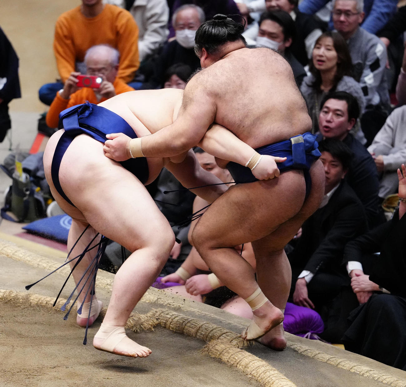 高安（右）を寄り切りで破る大の里（撮影・鈴木みどり）