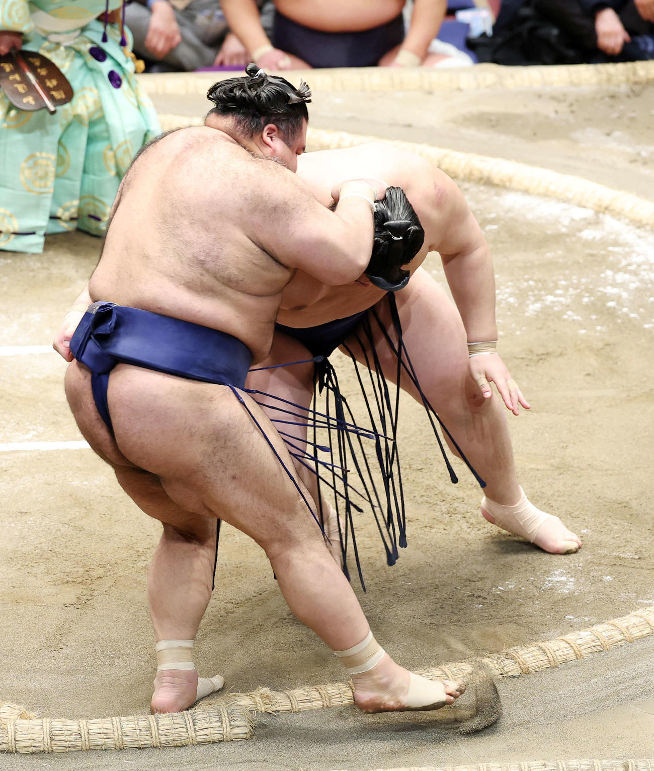 高安（左）を寄り切りで破る大の里（撮影・鈴木正人）　